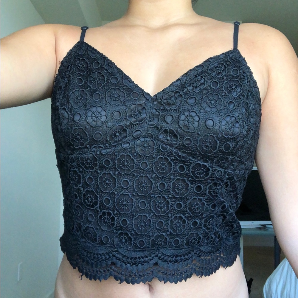 Cute black crop top with flower designs. M